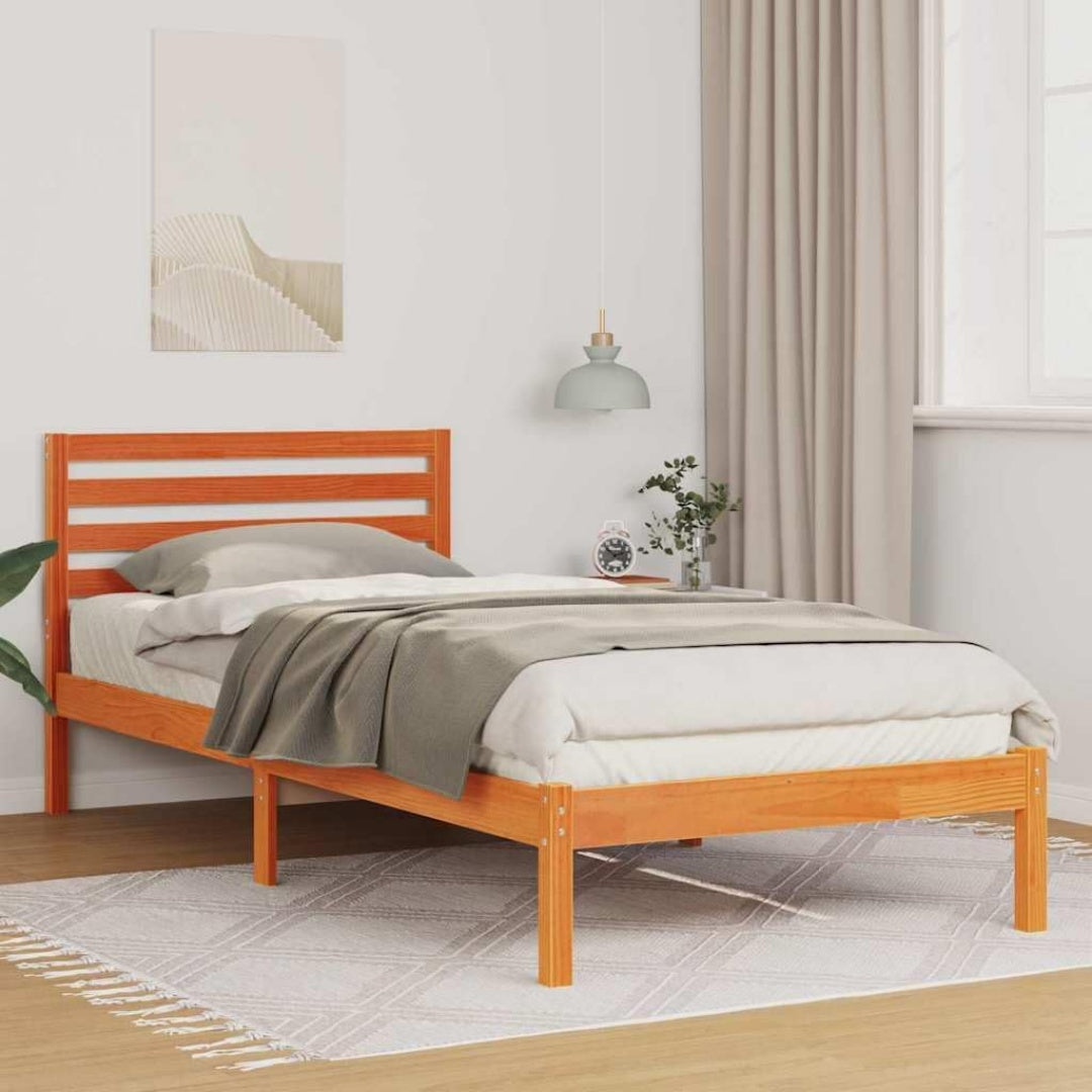 Das Bettgestell nimmt mit 80 x 210 cm Gestalt an