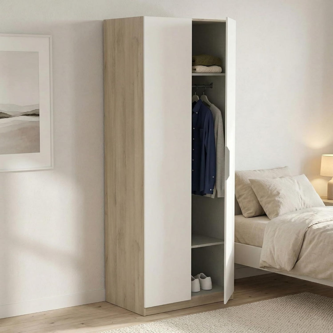 Der Kleiderschrank misst 203 cm