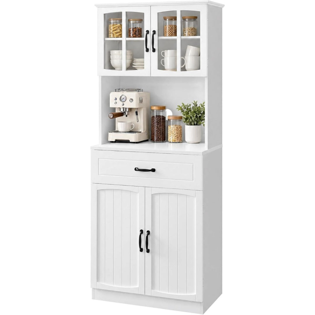 Sideboard aus Holzwerkstoff zeigt Glastueren