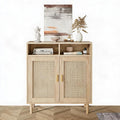 Holzbeine und geflochtene Elemente an dem Sideboard