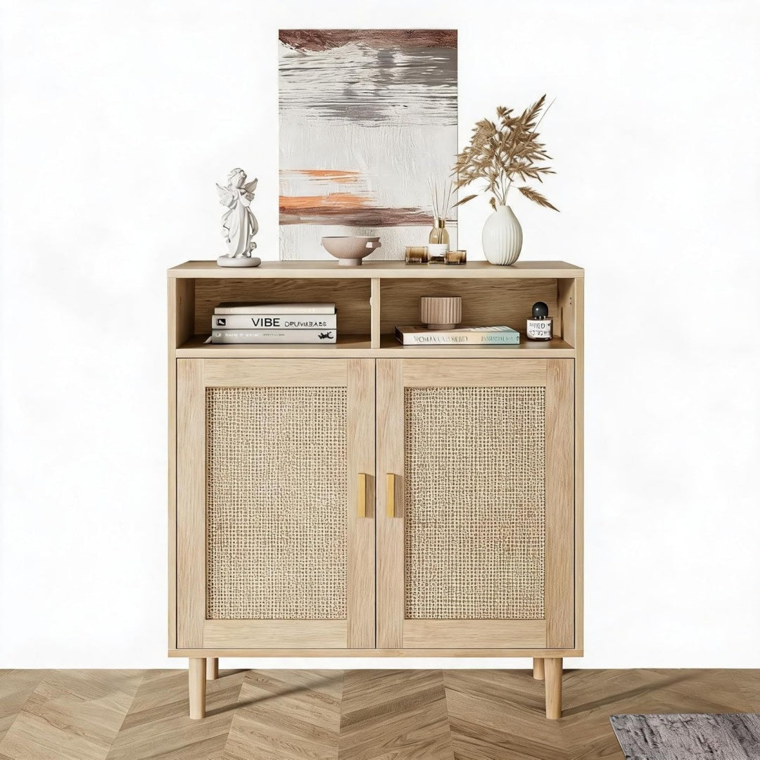 Holzbeine und geflochtene Elemente an dem Sideboard