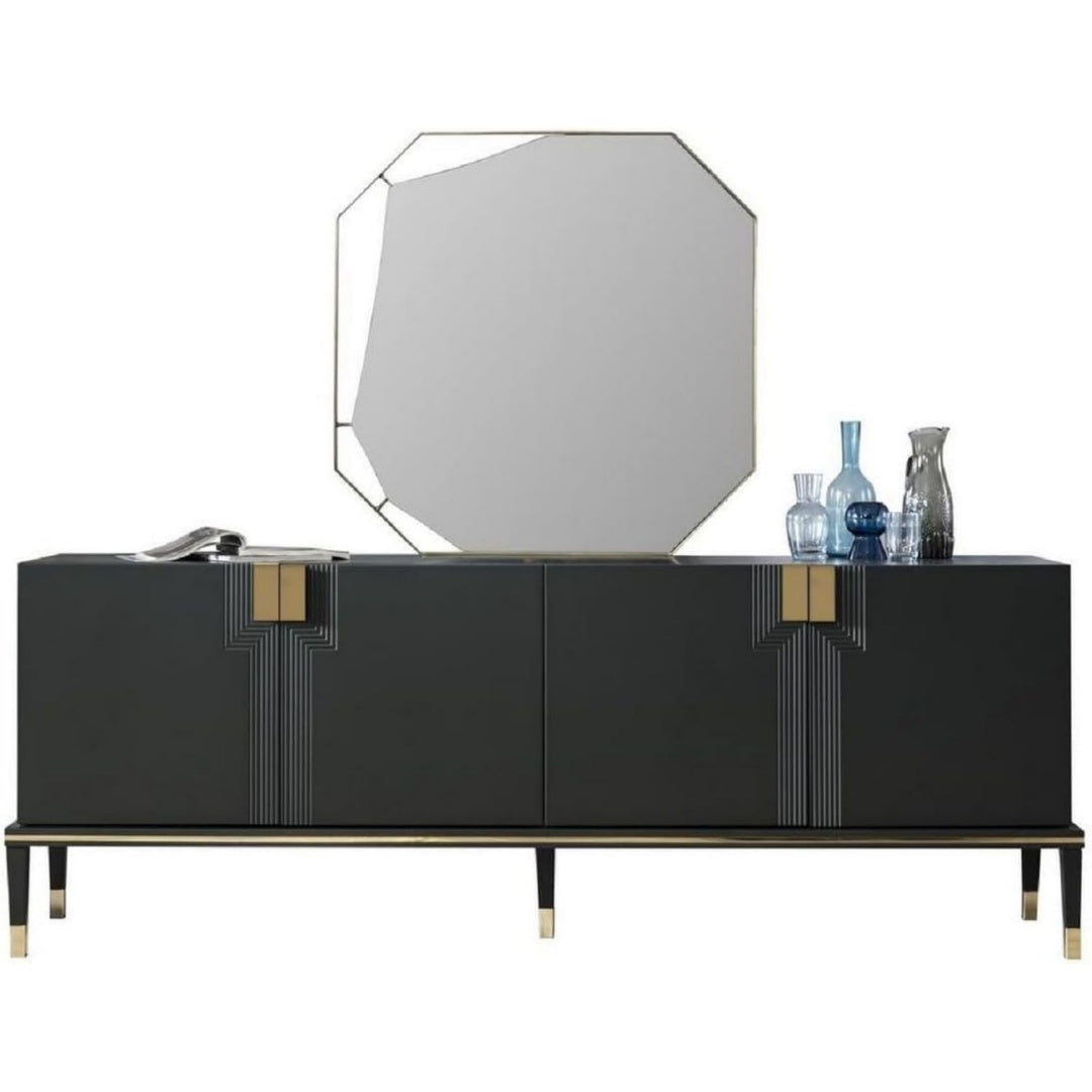 4 Tueren treffen auf einen Spiegel an dem Sideboard