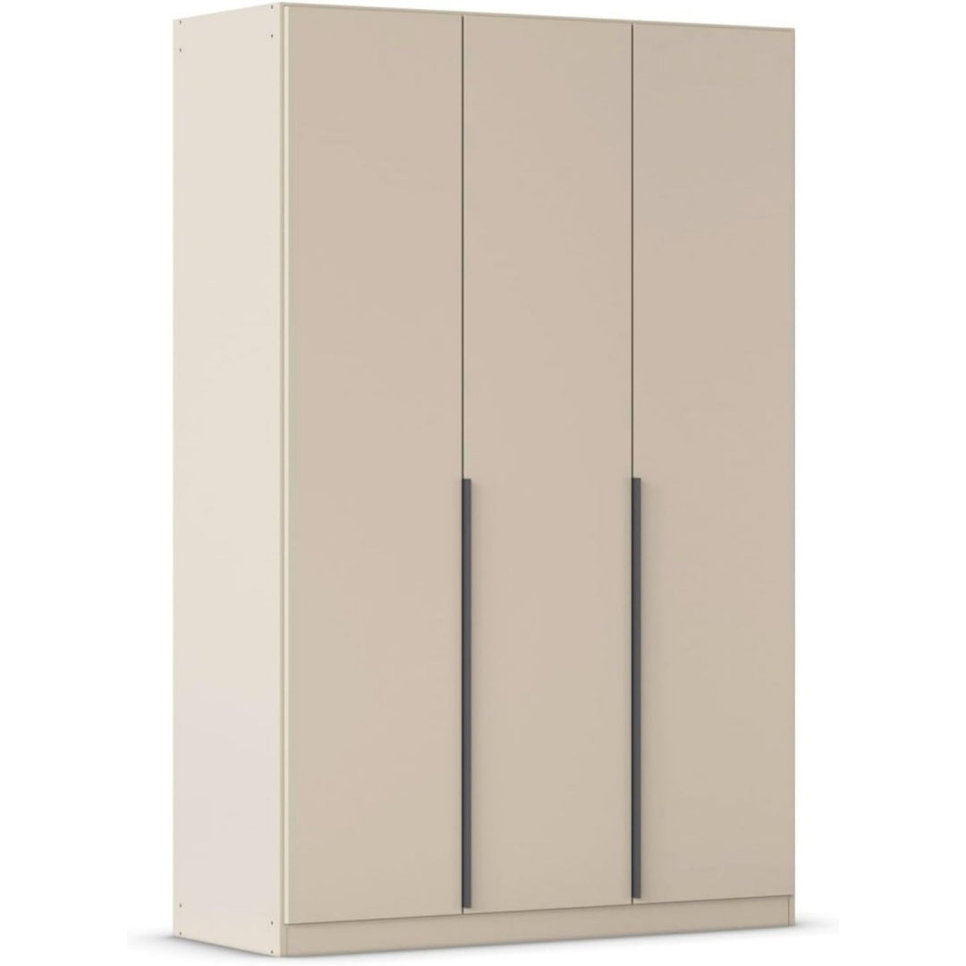 Ein Spiegel an dem Kleiderschrank mit den Massen 136 x 229 x 54 cm