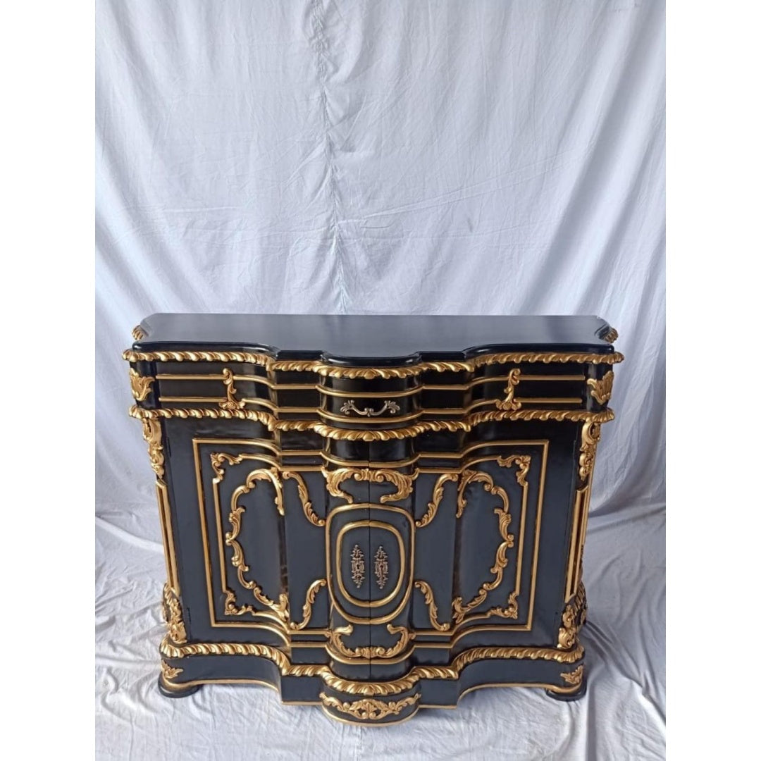 Das Sideboard zeigt Schubladen in Schwarz und Gold