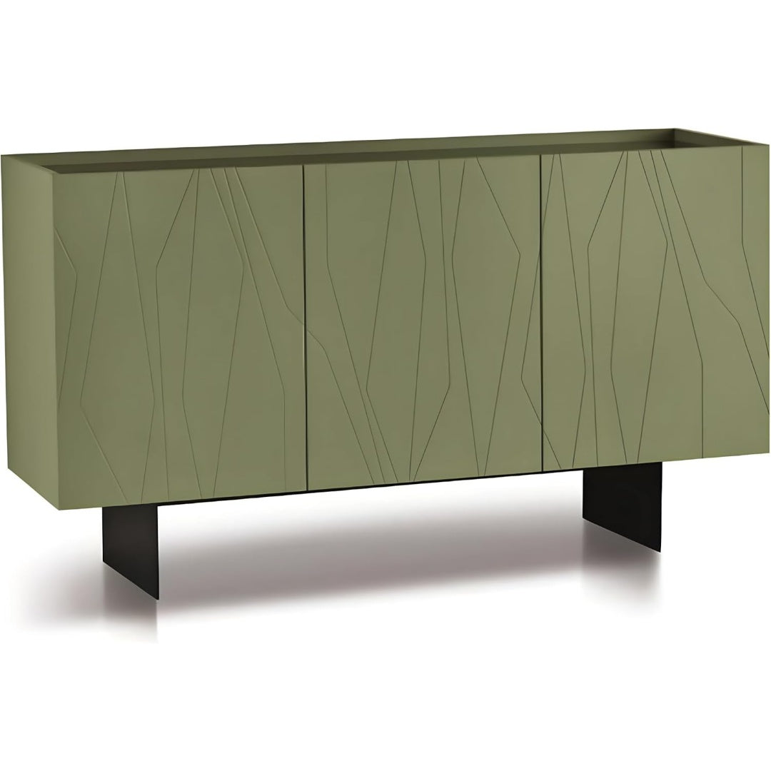3 Tueren treffen auf einen Spiegel an dem Sideboard