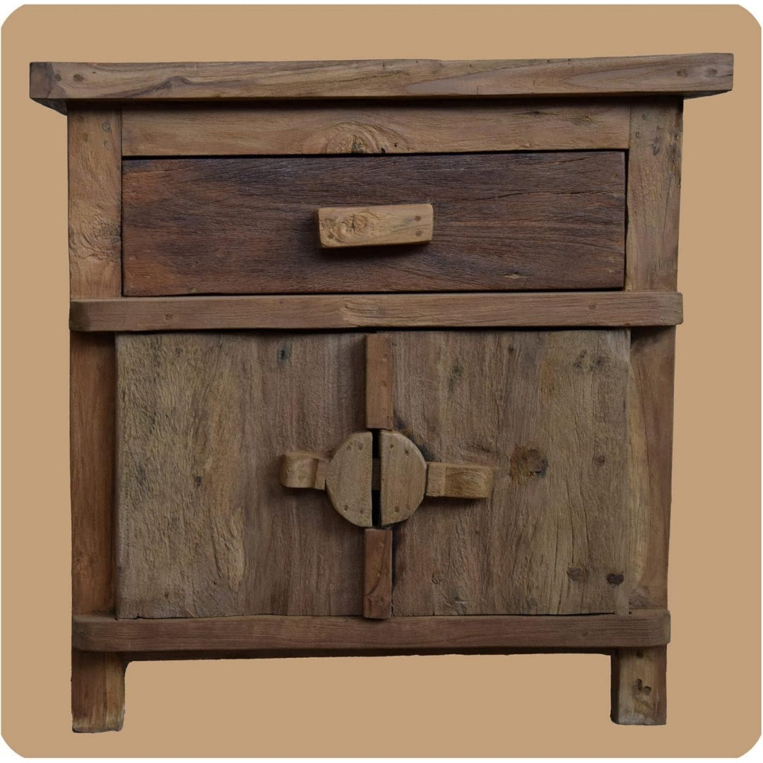 Das Sideboard misst 70 x 45 x 70 cm in Naturbraun
