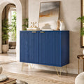 2 Tueren und goldfarbene Griffe an dem Sideboard