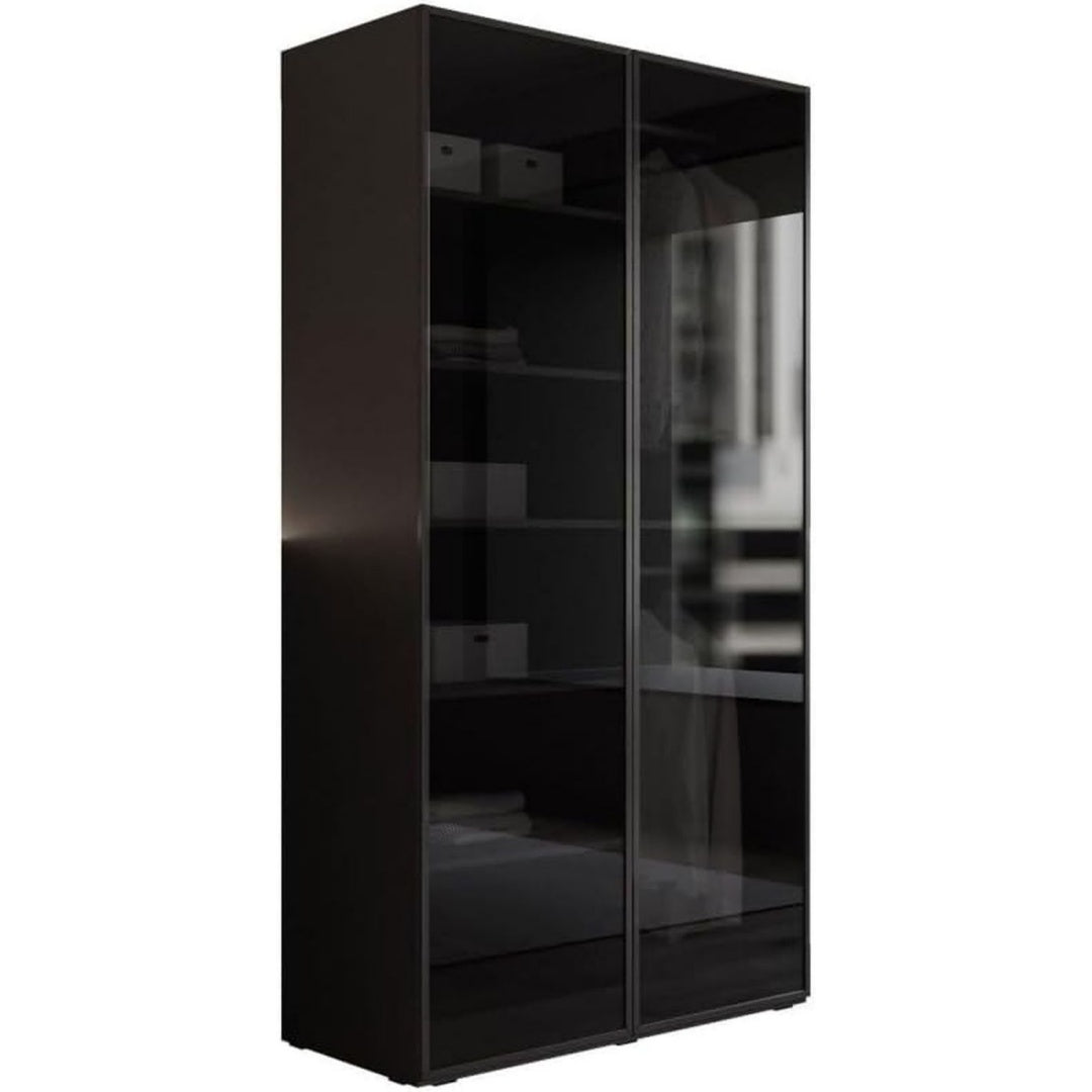 Glastueren an dem Kleiderschrank