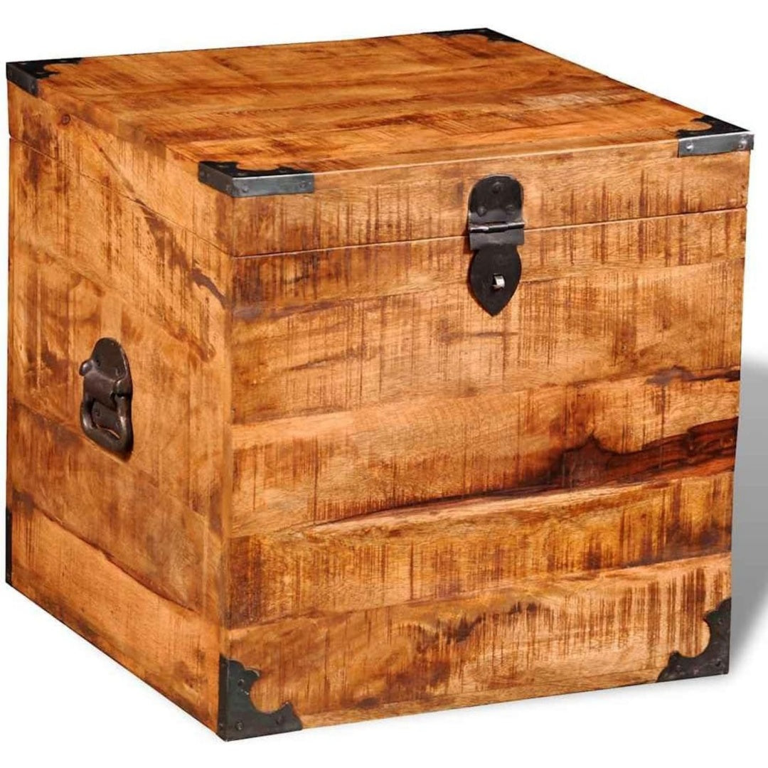 Holzoptik bestimmt das Erscheinungsbild von der Aufbewahrungstruhe