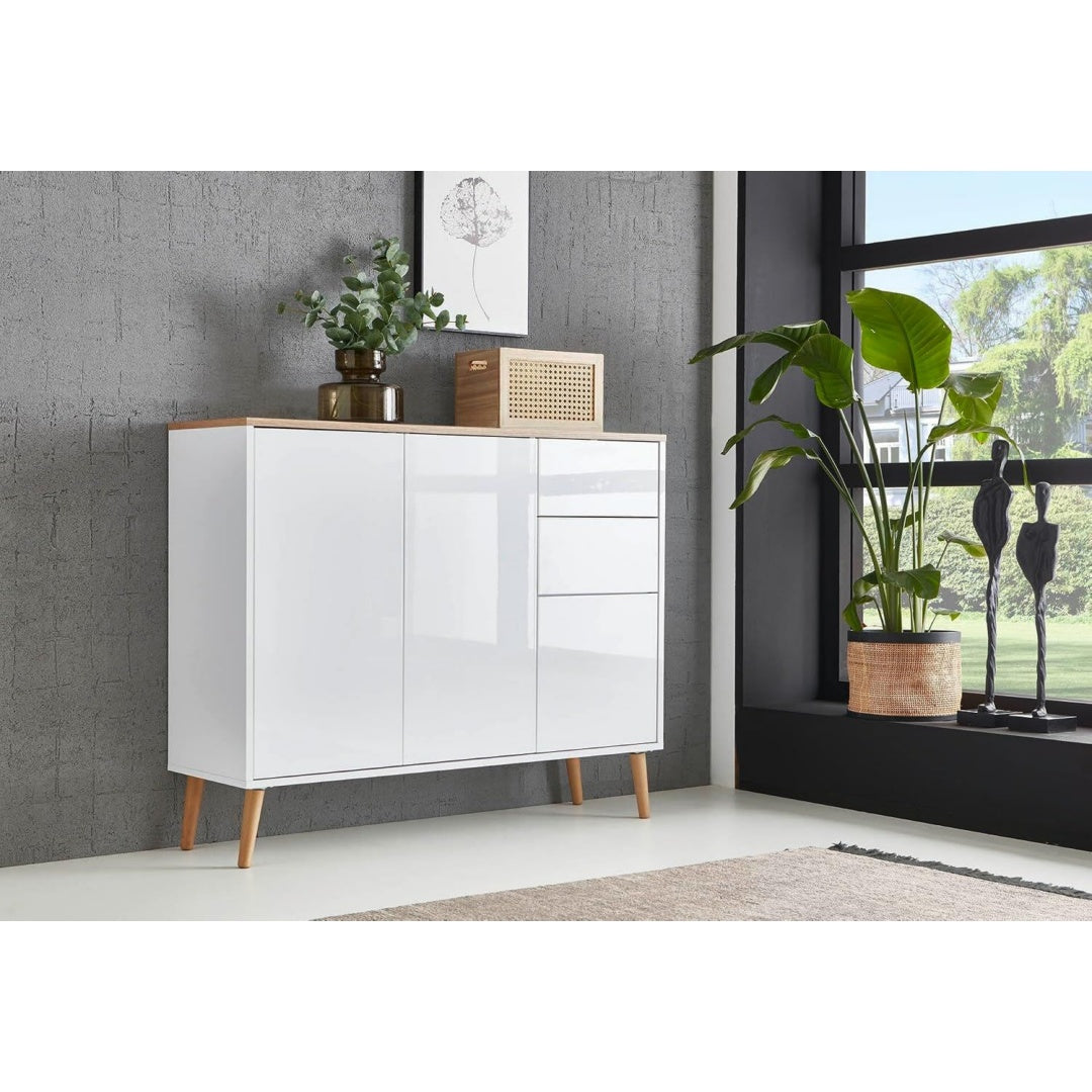 Das Sideboard vereint glaenzende Oberflaechen mit Holzbeinen