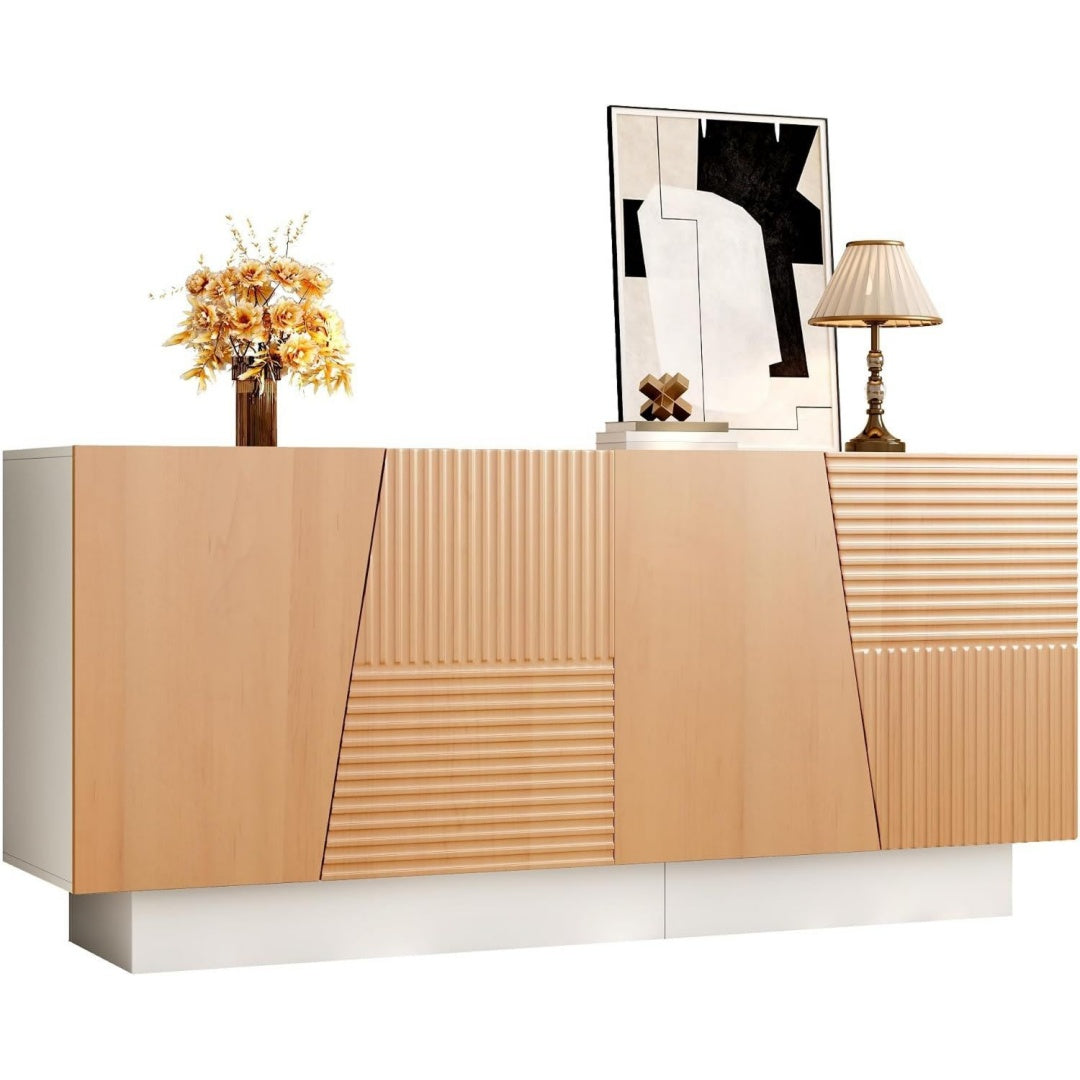Strukturierte Fronten praegen das Sideboard aus Samt