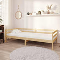 Das Bettgestell misst 90 x 200 cm in Naturbraun aus Massivholz