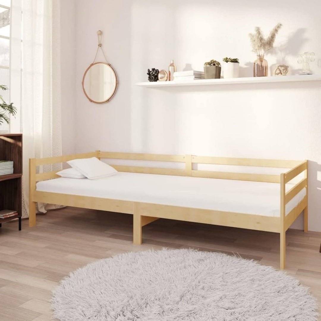 Das Bettgestell misst 90 x 200 cm in Naturbraun aus Massivholz