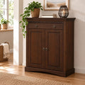 Holzoptik praegt das Sideboard aus Kiefernholz