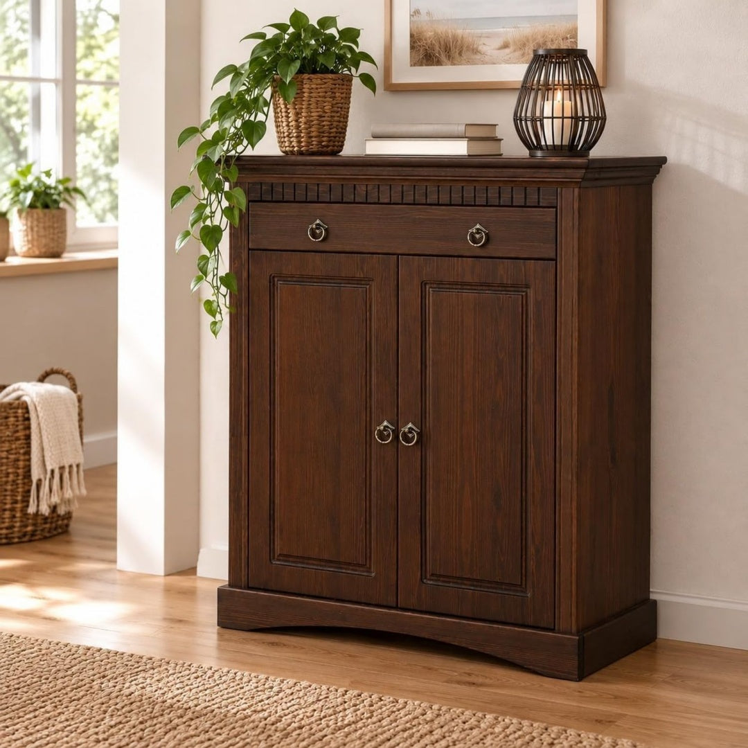 Holzoptik praegt das Sideboard aus Kiefernholz