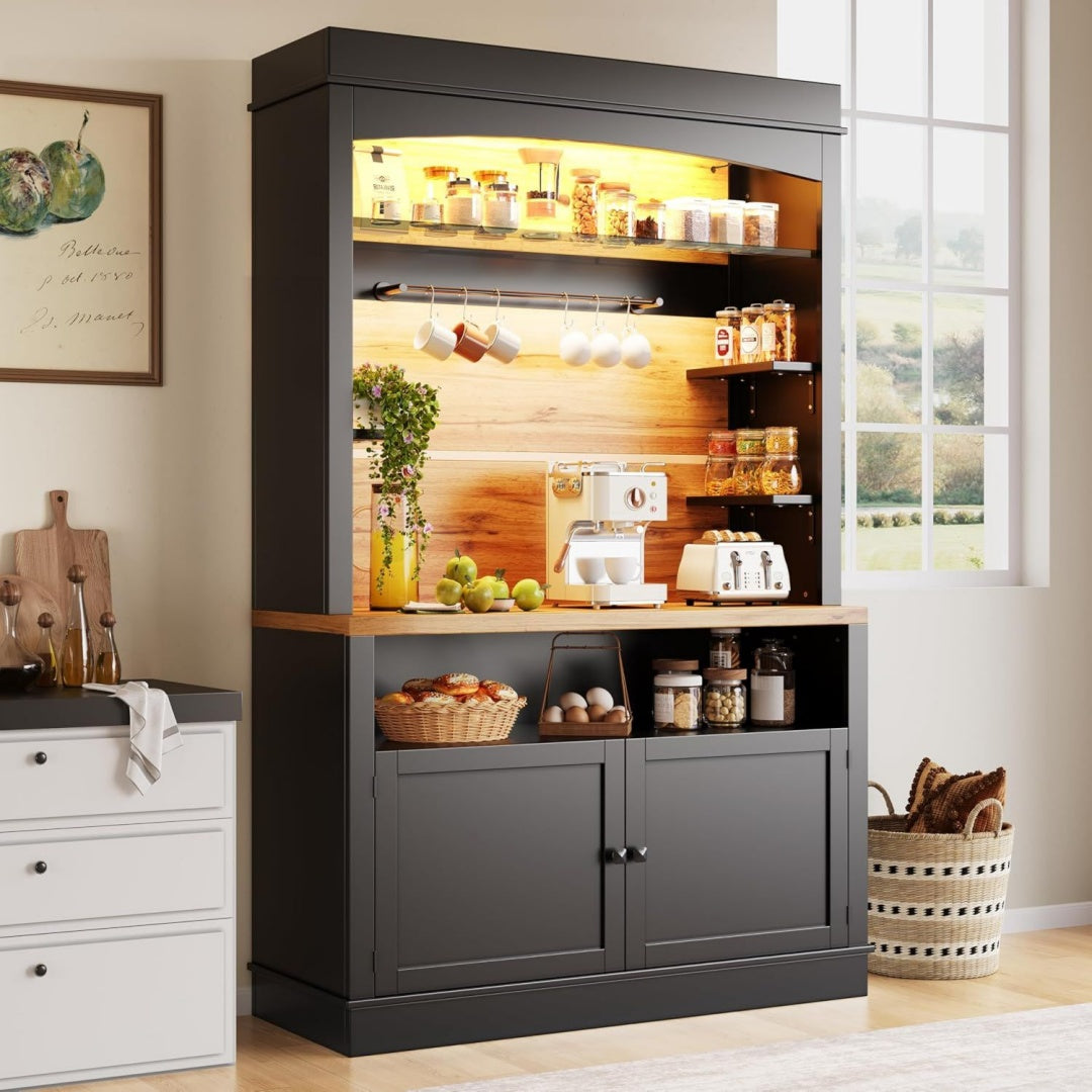 Hochschrank verbindet LED Beleuchtung und eine Wandmontage